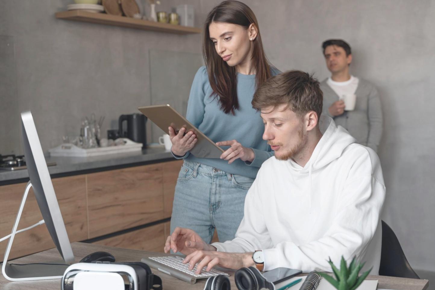 Workspace de análisis financiero con múltiples pantallas mostrando gráficos y datos