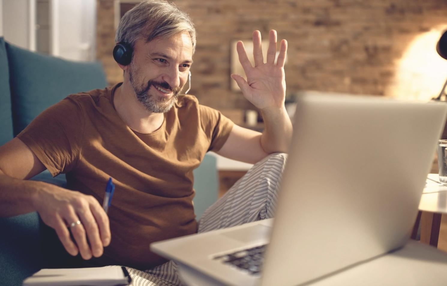 Equipo de profesionales analizando datos financieros durante el proyecto de integración bancaria